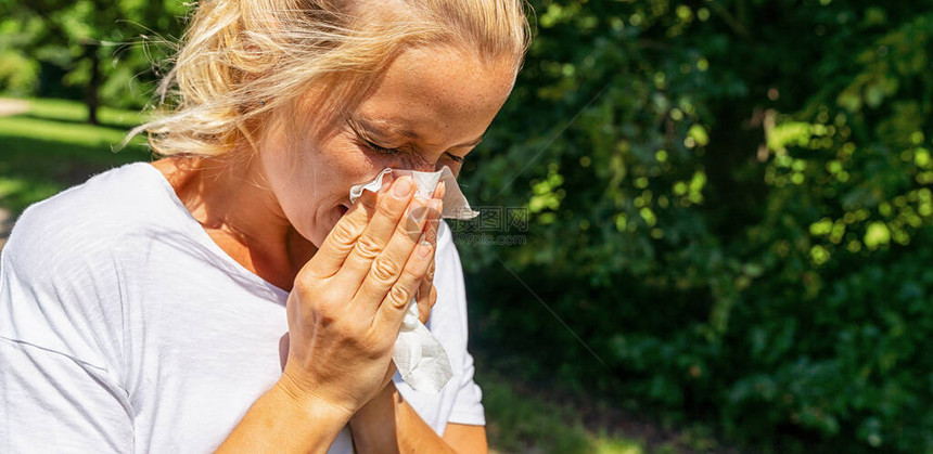 生病或过敏妇女用组织图片