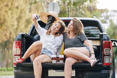 坐在汽车后备箱里拍自的快乐旅图片
