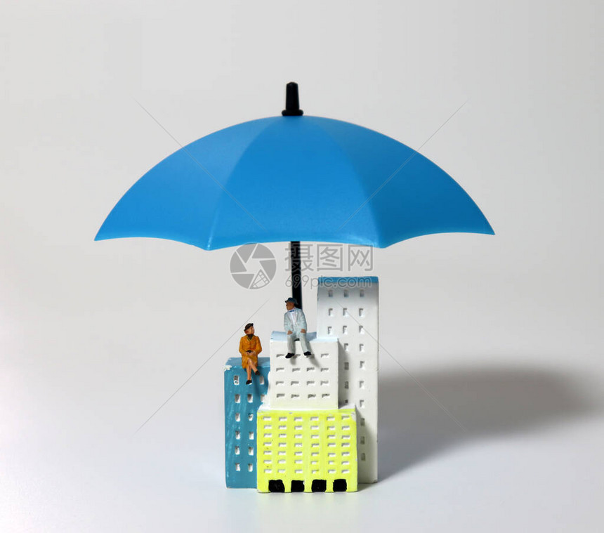 坐在蓝色雨伞和建筑物上图片