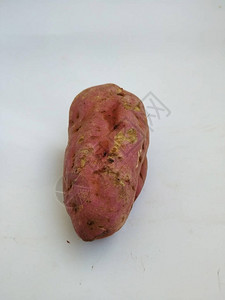 在白色背景中孤立的单一甜土豆贴近SponeSweetT图片