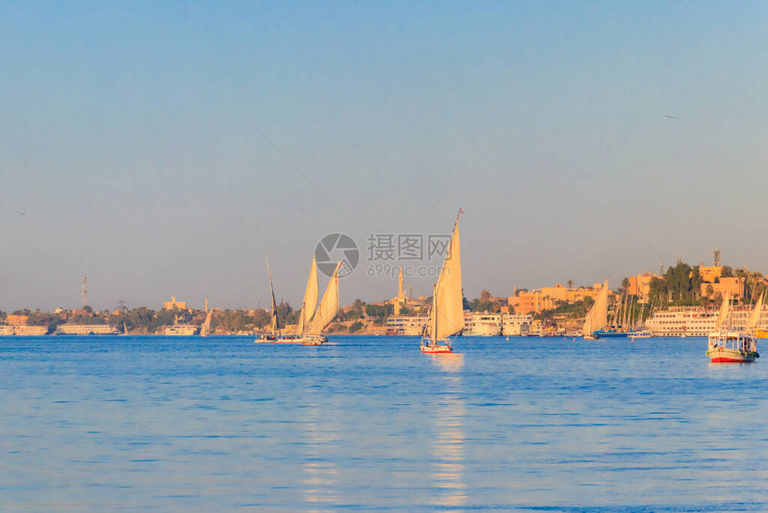 Felucca船在埃及卢克索尼罗河上航行图片