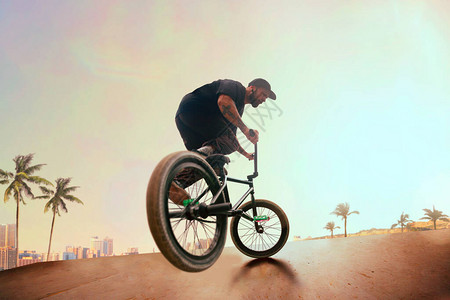 BMX骑手在日落时在溜图片