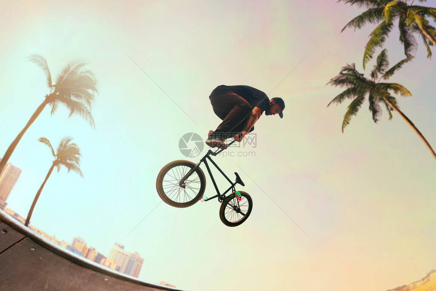 BMX骑手在日落时在溜图片