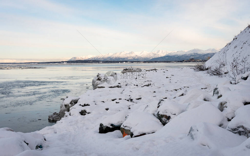 美丽的冬季冰层景观在WoronzofOverlookPoint市下安克雷奇和后面的雪山阿拉斯加Knik图片