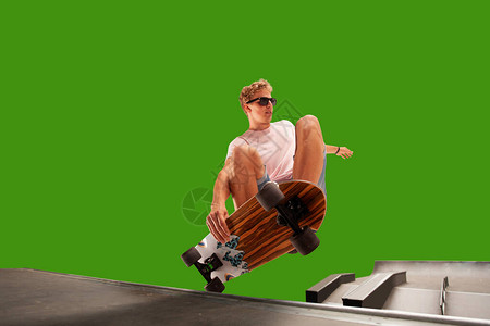 在绿屏上孤立的滑板手图片