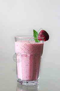 白色背景的草莓奶昔玻璃图片
