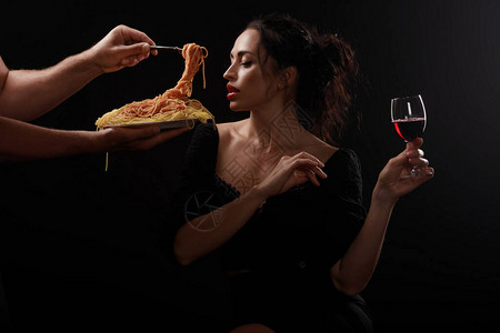 一个美丽的女人吃意大利面图片