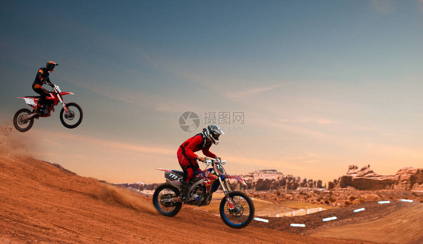 Motoross骑手在行动Moto图片
