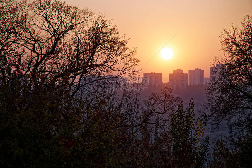 日落和城市景色黄昏时图片