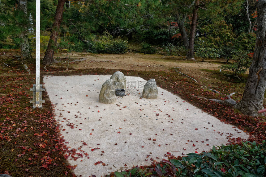 Zen岩石花园有被烧碎的砾石放松和图片