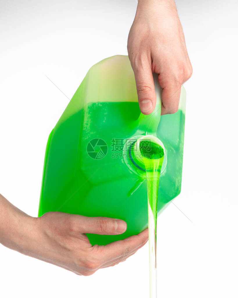 塑料瓶中的液体肥皂用手倒图片
