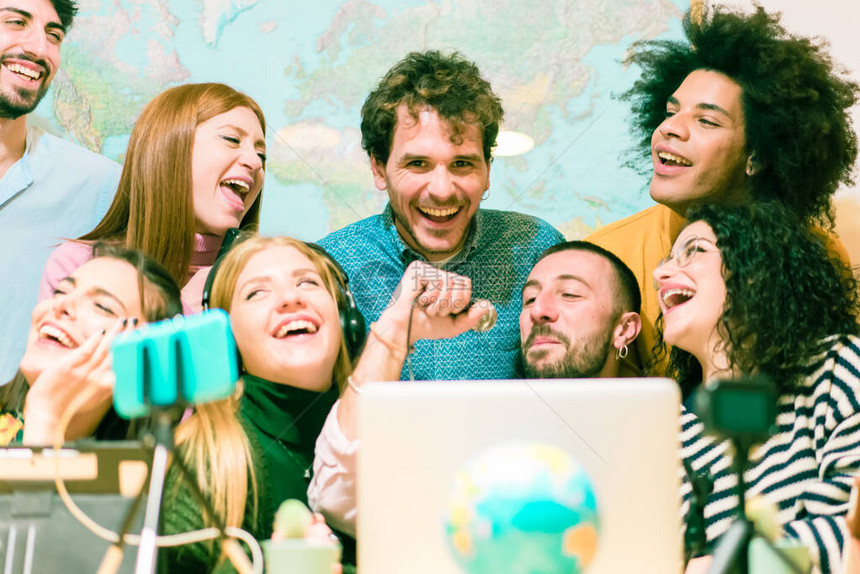 年轻人朋友在社交网络卡拉OK上在线唱歌工作后快乐的工人乐趣和技术概念专注于穿着黄色毛衣的图片