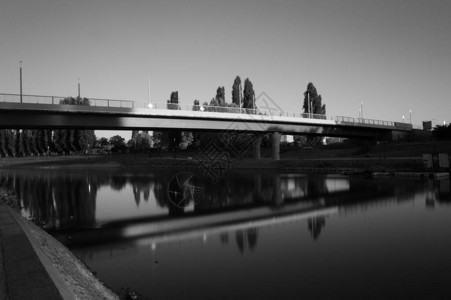 在日落的光照下桥梁从河水黑白图片