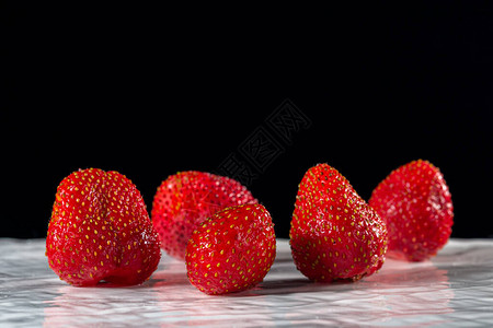 白色表面特写上的成熟草莓图片
