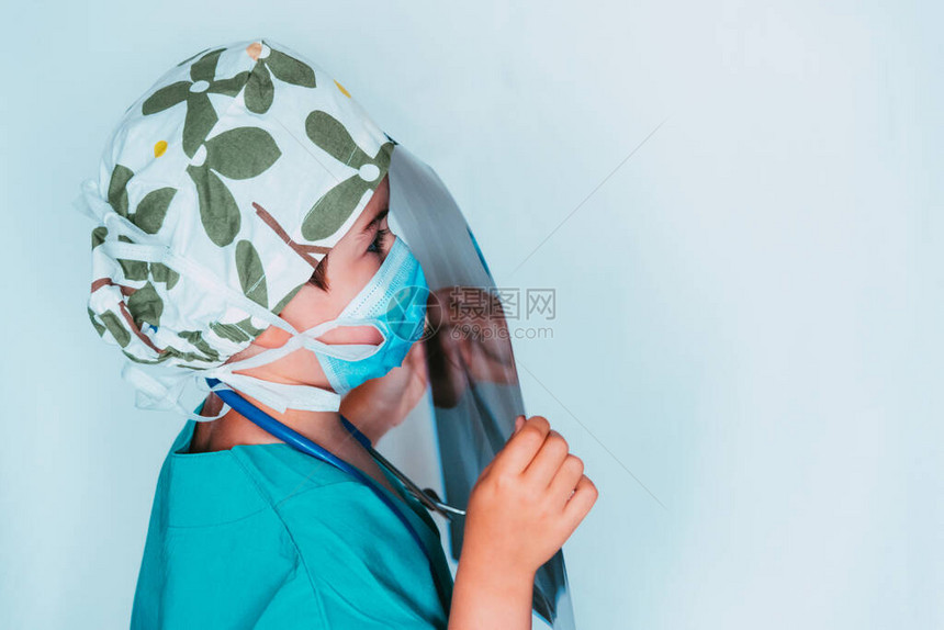 可爱的孩子扮演医生打扮成检查X光片的外科医生图片