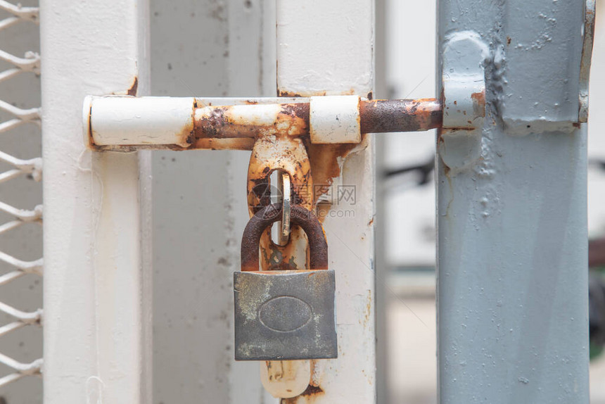 门用旧金属锁关闭生锈的灰色金属门上图片