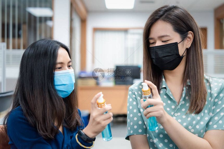 亚洲女戴口罩和酒精抗菌手凝胶呼吸防护面罩图片