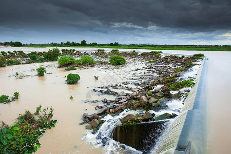 洞里萨河大坝溢洪道在雨天溢出图片