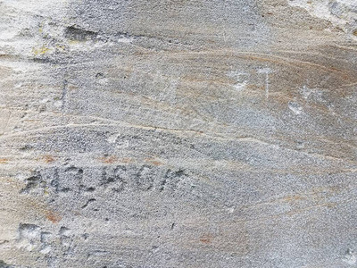 灰色的石头上面刻着艾莉森的名字图片