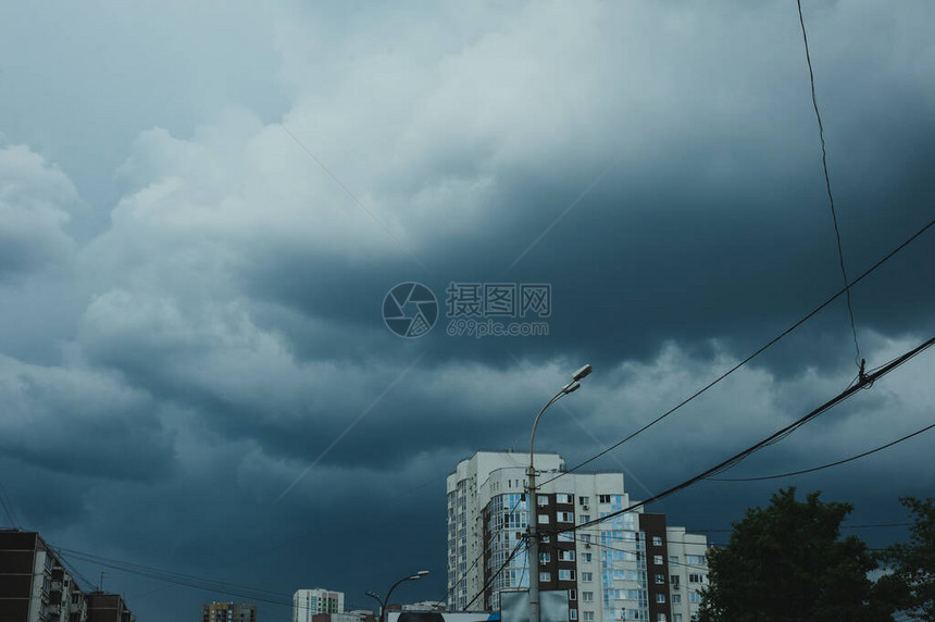 城市的风雨如磐的天空城市景观中雷暴前的黑暗天空暴风雨前的乌云密布图片