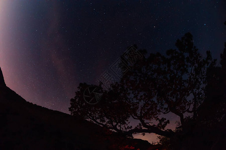 与山和树的夜星天空背景高清图片