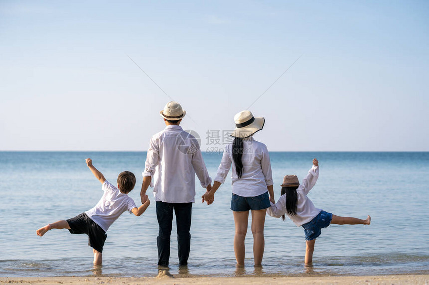 父母有子女在海滩度假图片