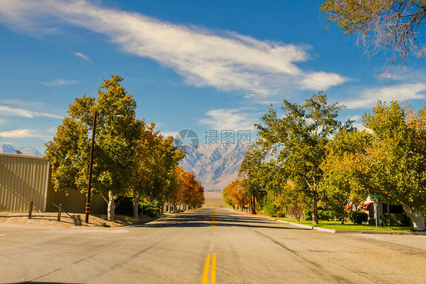 美国加利福尼亚州独立城一条空荡的街道图片