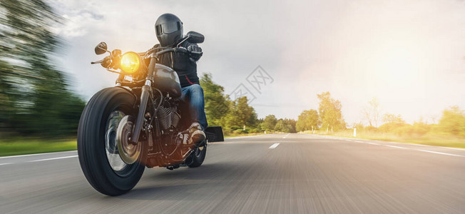摩托车在林道上骑行在摩托车之旅中驾驶空荡的道路玩得开心个人文图片