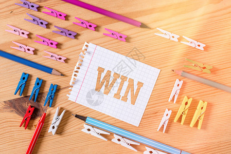 越努力越幸运Win的写作笔记商业概念在比赛游戏中取得胜利以努力获得一些东西彩色衣物纸空提醒木地板背景办公室背景