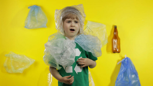 在颈部和头部塑料包中印有回收标志的可悲女孩活动家图片