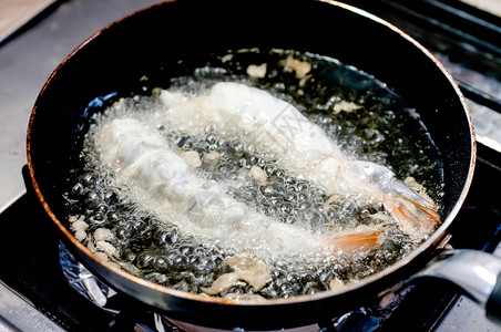 日本料理虾天妇罗烹饪高清图片