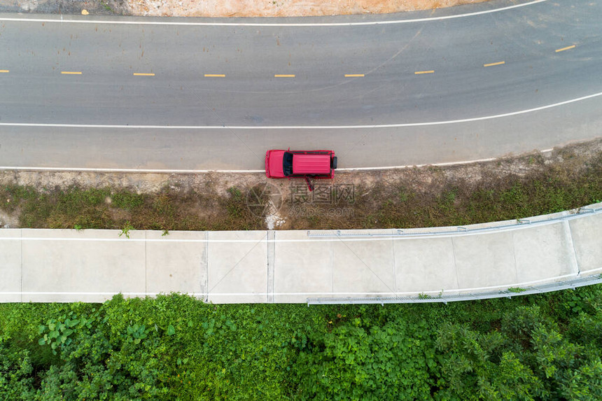 在公路上红色SUV车的顶端空中观光照图片