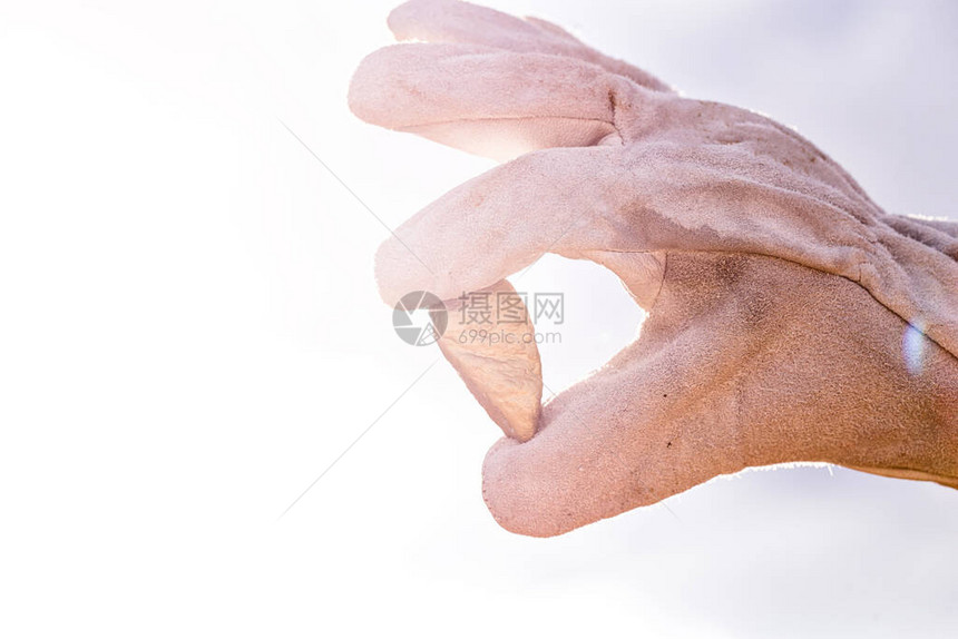 一家戴着手套的矿业公司手中的金石特写图片