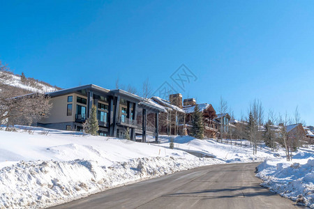 犹他州白雪皑的帕克城豪华街区的道路和住宅图片