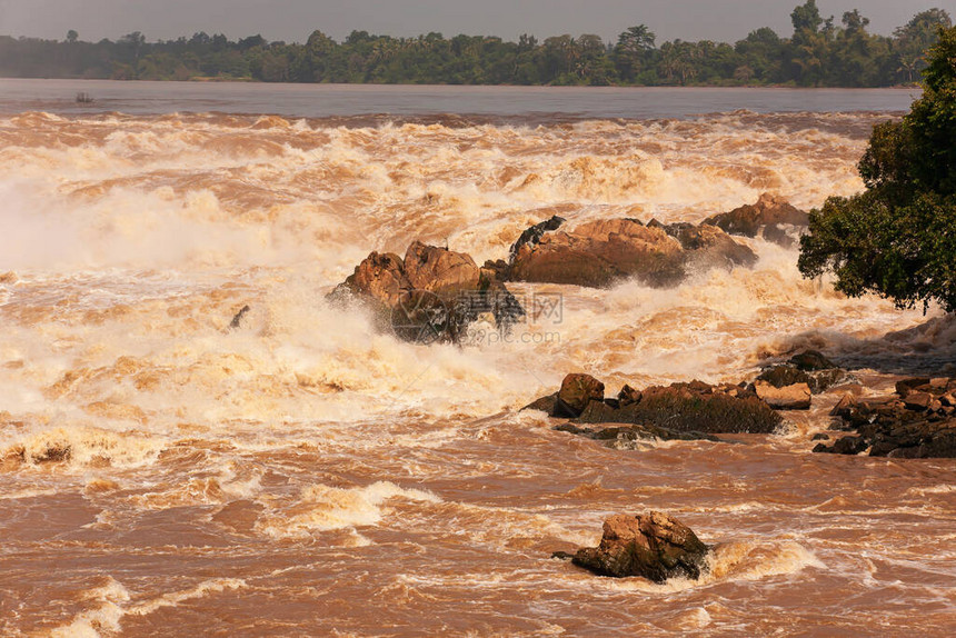 湄公河溢流的科恩法普亨瀑布KhonePhaphhengFalls是东南亚最大的一个图片