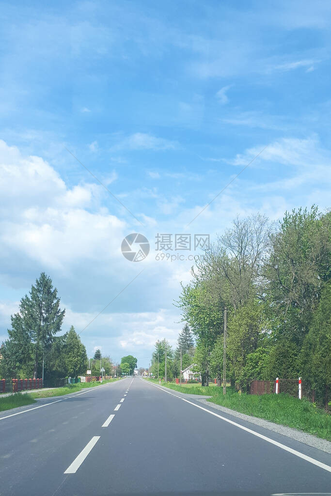 远处正在酝酿风暴的高速公路的远景图片