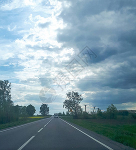 多云天空背景下的柏油路图片