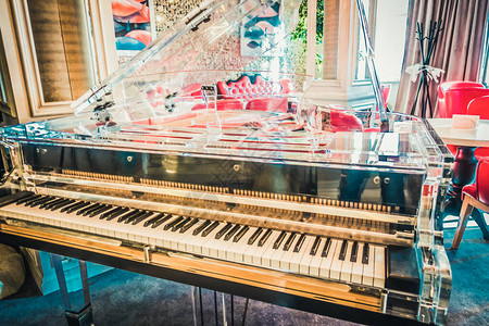 餐厅里的自动钢琴背景图片