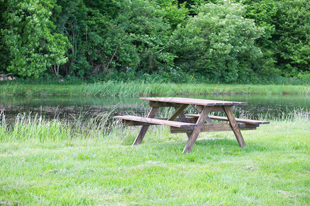 湖边的长凳和桌子图片