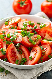 番茄沙拉加春洋葱和白碗的草药健图片