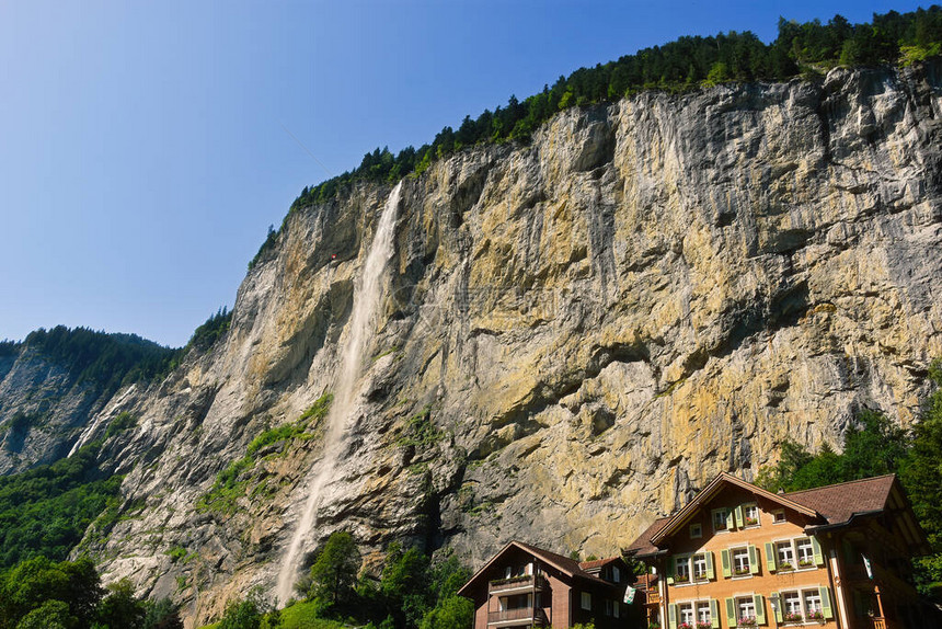 Lauterbrunnen村与瑞士伯尔尼因特拉肯奥贝哈斯利的Staubbach图片