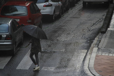 在雨天漫步图片