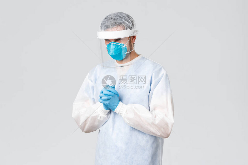 身着个人防护设备医用口罩和手套祈祷上帝安全的病人生活冠状的体贴图片