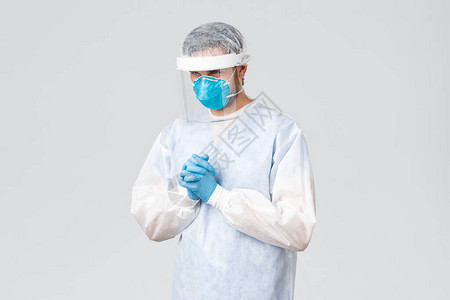 身着个人防护设备医用口罩和手套祈祷上帝安全的病人生活冠状的体贴图片