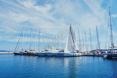 地中海沿岸港口的游艇和船只旅图片