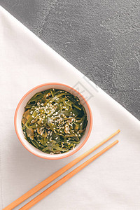 桌上有美味海藻和筷子的碗图片