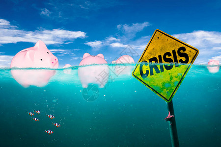 危险水域上漂浮的粉红色存钱罐说明了金融问题的概念图片