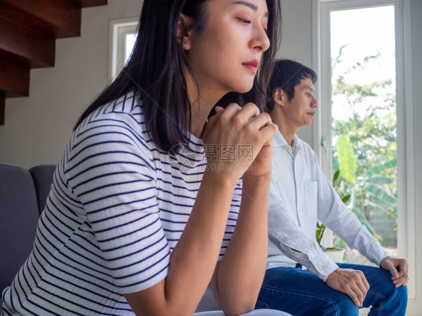 在与坐在沙发上的固执丈夫吵架后图片