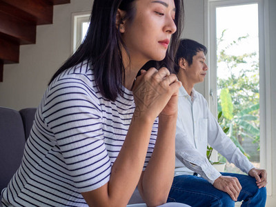 在与坐在沙发上的固执丈夫吵架后图片