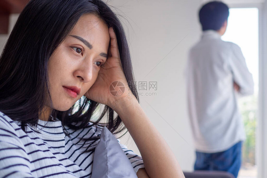 一位亚洲女在激烈争吵后对丈夫之间的爱情问题感到压力和焦虑有家庭问题离婚或争吵或冲突图片
